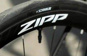 Primer plano de una rueda de bicicleta en el que se aprecia el logotipo «ZIPP» en la llanta y la marca «Schwalbe» en el neumático; destaca el neumático de alto rendimiento Schwalbe Pro One Aero montado en la rueda trasera.