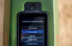 Primer plano de una pantalla de control en una motocicleta que muestra los modos de conducción: Touring, Dynamic, Race, Custom 1 y Custom 2. Esta potente motocicleta luce con orgullo las letras "RS" y "Performance" en el cuadro, lo que representa la verdadera potencia italiana similar al legado de la Polini E-P3+ MX.