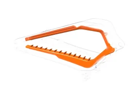 La herramienta de plástico naranja y blanca UNNO MITH, con un borde dentado, se asemeja a una práctica herramienta de cocina o jardinería, sobre un fondo blanco impecable.
