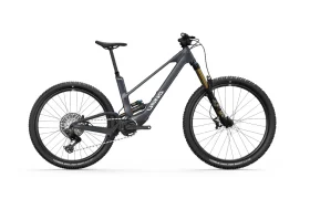 La bicicleta de montaña negra UNNO MITH cuenta con un cuadro de suspensión total, ruedas de 29 pulgadas y frenos de disco, mostrados en vista lateral sobre un fondo blanco impecable.