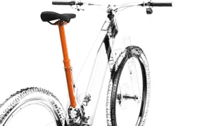 La UNNO MITH presenta un diseño de bicicleta de montaña parcialmente transparente, que muestra un llamativo poste de asiento telescópico de color naranja, un elegante manillar negro y un cómodo asiento negro sobre un fondo blanco impecable.