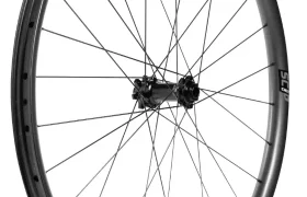 Una rueda de bicicleta negra con radios, representada en ángulo sobre un fondo blanco.