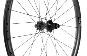 Una rueda de bicicleta con radios, un buje y un soporte para cassette visible, representada sobre un fondo blanco.