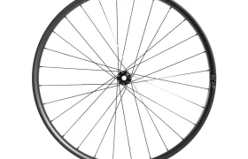 Una rueda de bicicleta negra con radios, vista de perfil sobre un fondo blanco.