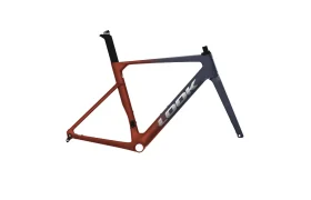 Un cuadro de bicicleta de carretera LOOK 795 Blade RS 3 en rojo y azul, con la inscripción «LOOK» en blanco en el tubo diagonal, inspirado en Nevers, presentado sobre un fondo blanco liso.