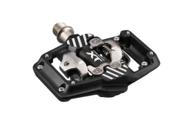 Un pedal de bicicleta sin clip, en negro y plateado, con plataforma integrada, ideal como pedales Trail Shimano DEORE XT SPD para XC y Gravel, mostrado sobre un fondo blanco.