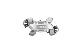 Pinza de freno de disco para bicicleta de la marca Shimano DEORE XT en color plateado y negro, vista desde delante sobre un fondo blanco: perfecta para combinar con pedales SPD para XC y Gravel o con configuraciones de pedales Trail.