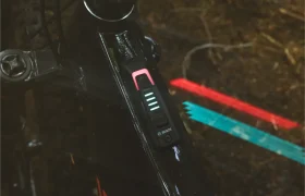 Primer plano de un panel de control Bosch e-bike montado en el cuadro de aluminio negro de una bicicleta Santa Cruz Vala AL, que muestra cinco barras indicadoras de batería iluminadas.