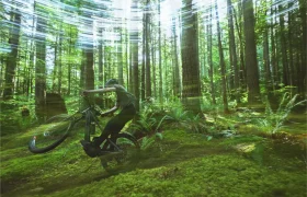 Una persona realiza un caballito en una bicicleta de montaña Santa Cruz Vala AL por un sendero musgoso del bosque, con líneas de movimiento difuminadas que enfatizan la velocidad y el movimiento, resaltando la resistencia ligera de su cuadro de aluminio.