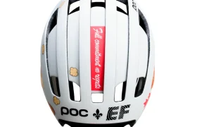 Casco de ciclista blanco con ranuras de ventilación negras, decorado con varias pegatinas, entre ellas «Full commitment no regrets» en una franja roja, y logotipos de marcas como «poc» en la parte trasera.