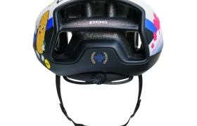 Un casco de bicicleta blanco y negro con dibujos de mazorcas de maíz, una hoja de arce y detalles en azul, visto desde atrás con la correa de la barbilla colgando.