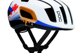 Casco de ciclista blanco con rejillas de ventilación negras, una franja azul y el logotipo «POC»; presenta hojas de arce y un diseño de sirope de arce en el lateral.