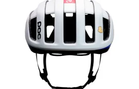 Vista frontal de un casco de bicicleta blanco con amplias rejillas de ventilación, una correa para la barbilla negra y pequeños logotipos, fotografiado sobre un fondo blanco liso.