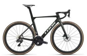 Una bicicleta de carretera LOOK 795 Blade RS 3 en negro mate, con neumáticos de flanco marrón claro, manillar de carretera, frenos de disco y el logotipo «LOOK» en el cuadro, mostrada en una vista de perfil lateral. Inspirada en el rendimiento total de Arma y en el espíritu de Nevers.