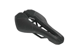 Un moderno sillín de bicicleta PRO Stealth 3D de color negro, con una estructura en forma de panal en el asiento y un diseño central recortado, que se muestra sobre un fondo blanco.