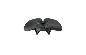Sillín de bicicleta ergonómico PRO Stealth 3D negro con acolchado texturizado en forma de ala y una ranura central, montado en un cuadro negro, mostrado sobre fondo blanco.