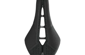Sillín de bicicleta ergonómico PRO Stealth 3D de color negro con recorte central y superficie texturizada, diseñado para mejorar la comodidad y reducir la presión durante el pedaleo.