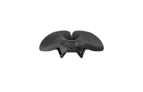 Un objeto PRO Stealth 3D negro, texturizado, con forma de mariposa, con un centro elevado y dos patas, visto de frente sobre un fondo blanco.