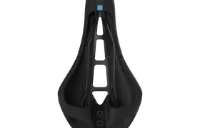 Un sillín de bicicleta ergonómico PRO Stealth 3D negro con un recorte central y un diseño angular, visto desde arriba sobre un fondo blanco.