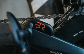 Primer plano de la transmisión y el desviador de una bicicleta con un logotipo "BR" rojo en un componente, integrando a la perfección el potenciómetro Body Rocket para un rendimiento óptimo.