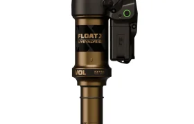 Un amortiguador trasero FOX Float X Live Valve dorado y negro para bicicleta de montaña con módulo de ajuste electrónico incorporado, este X Factor en amortiguadores ofrece un rendimiento de precisión para senderos exigentes.
