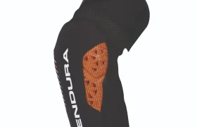 La rodillera negra y naranja, adornada con "Endura" en el lateral, presume de estilo y funcionalidad. Este equipo esencial, que cuenta con malla y acolchado protector, es perfecto para cualquiera que busque protección de primer nivel.
