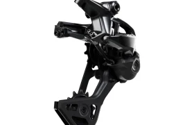 Desviador trasero mecánico Shimano DEORE XT M8200 negro, aislado sobre un fondo blanco, en el que se aprecian con detalle los componentes del cambio y su estructura mecánica.