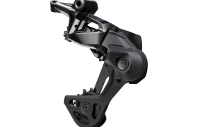 Un desviador trasero de bicicleta Shimano DEORE XT M8200 de color negro, con un diseño elegante y moderno que incorpora un cambio mecánico, conocido por la larga vida útil del cable, aislado sobre un fondo blanco.