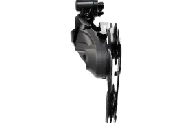 Vista lateral de un desviador trasero de bicicleta Shimano DEORE XT M8200 negro con cambio mecánico, diseñado para una larga vida útil del cable, sobre un fondo blanco.