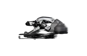 Vista lateral de un moderno desviador mecánico Shimano DEORE XT M8200 de acabado metálico sobre un fondo blanco, en la que se aprecian sus detallados componentes mecánicos y su diseño compacto, que garantiza una larga vida útil del cable.