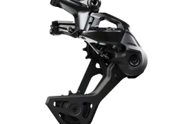 Desviador trasero Shimano DEORE XT M8200, negro y de diseño moderno, con rueda guía visible y puntos de fijación; cambio mecánico; fotografiado sobre fondo blanco.