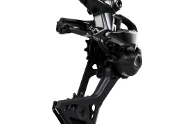 Un desviador trasero Shimano DEORE XT M8200 negro, con un diseño elegante y moderno y cambio mecánico, diseñado para una larga vida útil del cable, aislado sobre un fondo blanco.