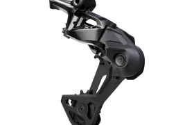 Se muestra un desviador trasero de bicicleta Shimano DEORE XT M8200 de color negro, con un diseño elegante y anguloso, sobre un fondo blanco liso, lo que resalta su resistente cambio mecánico, que garantiza una larga vida útil del cable.