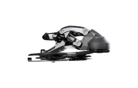 Vista lateral de una fijación de esquí con un diseño elegante y metálico, que recuerda a la precisión del cambio mecánico Shimano DEORE XT M8200, en la que se aprecian sus componentes mecánicos sobre un fondo blanco liso.