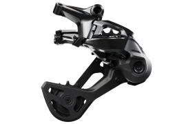 Desviador trasero de bicicleta Shimano DEORE XT M8200 negro, cambio mecánico que garantiza un cambio de marchas suave y una larga vida útil del cable, aislado sobre un fondo blanco.