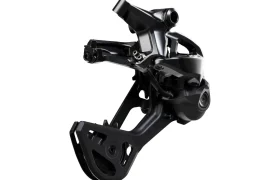 Desviador trasero mecánico Shimano DEORE XT M8200 negro sobre fondo blanco, en el que se aprecia una vista lateral del componente mecánico con las poleas y los puntos de fijación visibles. Larga vida al cable.