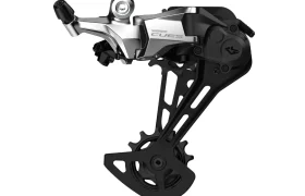 Un cambio trasero de bicicleta Shimano CUES Edición Aluminio Pulido con jaula negra y cuerpo plateado, sobre fondo blanco. Perfecto para configuraciones de grupos de carretera premium.