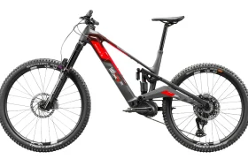 Una bicicleta eléctrica de montaña Rotwild R.EXC con suspensión total, neumáticos de tacos, frenos de disco y cuadro rojo y negro visto de perfil, perfecta para ciclismo o como bicicleta de competición en senderos accidentados.