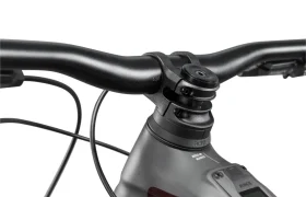 Primer plano de un conjunto de manillar y potencia de bicicleta Rotwild R.EXC con cables visibles y parte de una pantalla digital, en la que se destacan características diseñadas para competir, todo ello sobre un fondo blanco.