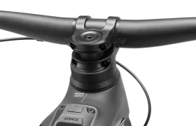 Detalle del manillar y la potencia de una bicicleta Rotwild R.EXC, en el que destaca la zona del juego de dirección modular y el tubo superior con la etiqueta "AVINOX", un diseño pensado para competir al más alto nivel.