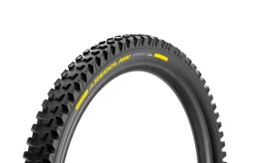 Una cubierta negra de bicicleta de montaña con un dibujo marcado y el logotipo amarillo «REDCLAW» sobre un fondo blanco: perfecta para los ciclistas de MTB de descenso que buscan el rendimiento de unas cubiertas de MTB de alta gama.