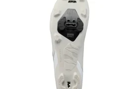 La parte inferior de unas zapatillas de ciclismo blancas Shimano RX710, en las que se aprecia una cala Shimano SPD fijada a la suela, con el dibujo de la banda de rodadura visible y las inscripciones «Carbon» y «Shimano», además de características inspiradas en la tecnología de competición para ofrecer un rendimiento superior en grava.