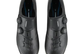 Un par de zapatillas de ciclismo Shimano negras con cierre de dial, diseñadas con tecnología de competición e ideales para salidas por grava, vistas desde arriba y expuestas sobre un fondo blanco.