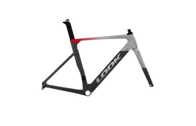 Un cuadro de bicicleta LOOK 795 Blade RS 3 de fibra de carbono en negro, gris y rojo, con la palabra «LOOK» en el tubo diagonal, fotografiado sobre un fondo blanco; fabricado en Nevers para ofrecer el máximo rendimiento.