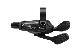 Una palanca de cambio mecánico Shimano DEORE XT M8200 con dos palancas texturizadas y un soporte de montaje, diseñada para una larga vida útil del cable, mostrada sobre un fondo blanco.