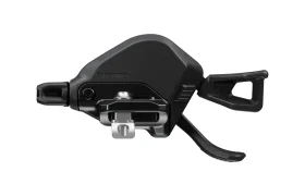 Una palanca de cambio mecánica Shimano DEORE XT M8200 de color negro, con palanca y soporte de montaje, mostrada sobre un fondo blanco.