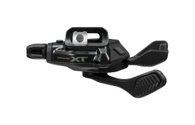 Maneta de cambio para bicicleta de montaña Shimano DEORE XT M8200, de color negro, con dos palancas y un soporte de montaje, vista desde un lado; cuenta con cambio mecánico para cambios precisos y garantiza una larga vida útil del cable.