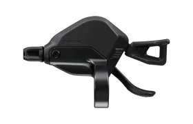 Una palanca de cambio de bicicleta Shimano DEORE XT M8200 de color negro con dos manetas, fotografiada sobre un fondo blanco, diseñada para cambio mecánico y que garantiza una larga vida útil del cable.