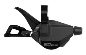 Maneta de cambio de marchas Shimano CUES negra para bicicleta, con dos palancas y un diseño compacto y angular, vista de perfil sobre un fondo blanco.