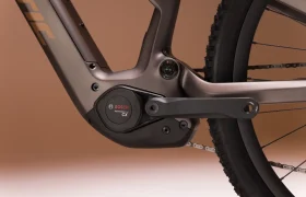 Primer plano de un motor Bosch CX Gen5 mid-drive en una Fantic Sierra e-MTB, destacando el logotipo Bosch Performance Line CX junto con parte del cuadro y la rueda trasera.